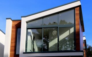 Een modern huis met donkere kunststof kozijnen